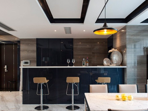 餐廳 半開放式的廚房增加了家人間的互動(dòng)與交流，加強(qiáng)彼此間的情感交流。