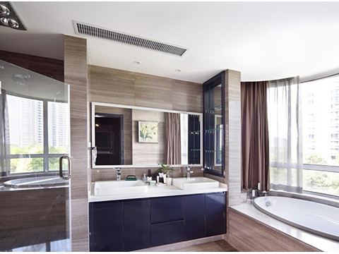 衛(wèi)生間 衛(wèi)生間采用與公共空間一樣的木紋石從墻面順勢(shì)鋪貼到地面，整個(gè)空間干凈利落，協(xié)調(diào)統(tǒng)一。黑色的烤漆板洗手臺(tái)盆恰到好處的點(diǎn)綴了空間。嵌入式的玻璃隔板和背板既人性化又增大了空間。